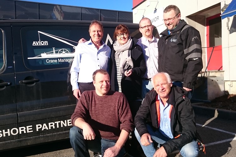 AVIOR: Øverst fra venstre. Olav Nerhus  Karin Mets , Office Manager Hans Hellsten, Prosjekt Coordinator, Avior Protection AS Alex Lorentzen, Technical Supervisor Crane Foran fra venstre: Frode Abusland, Daglig Leder, Avior Kompetanse AS Tom Pedersen, Offshore Manager